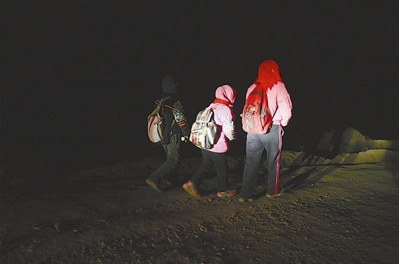 半夜摸黑上學(xué)的孩子們