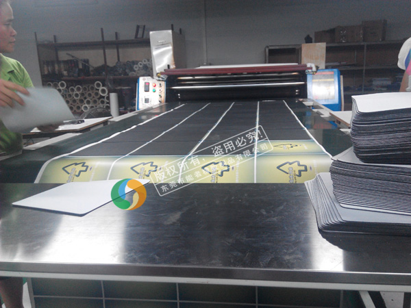 林氏木業鼠標墊生產現場